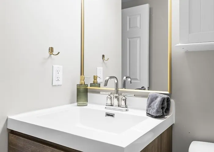Lux Newly Renovated Full Work From Setup